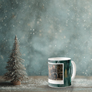 De Café Taza con árboles navideños verdes y dorados