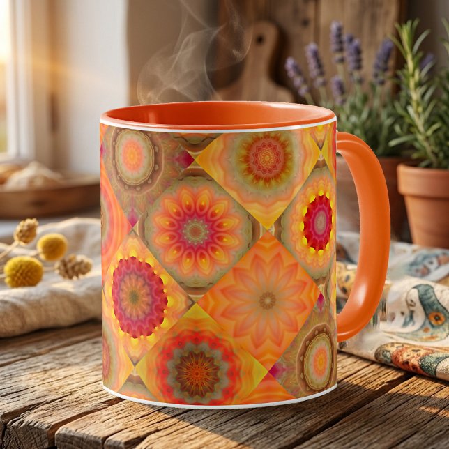 De Café Taza con diseño floral soleado (Mug with an abstract floral art pattern in quilt or patchwork style in warm sunny colors.)