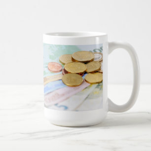 De Café Taza con euro cédulas monedas y
