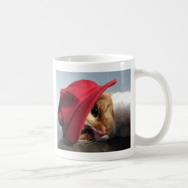 De Café Taza con gato lindo que lleva gorra roja (Derecha)