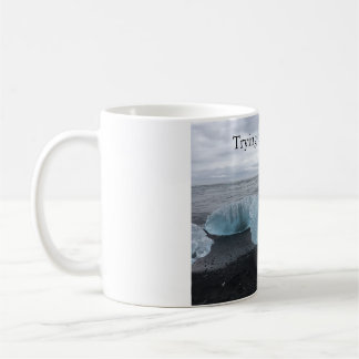 De Café Taza con hielo en la playa negra