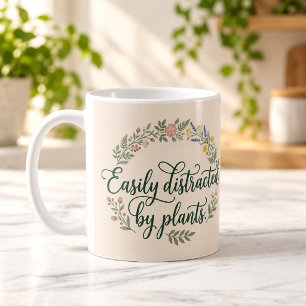De Café Taza con Letra Floral Fácilmente Distraída por Pla