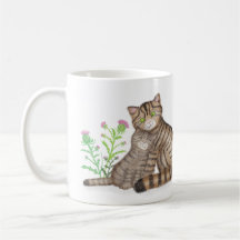 Taza con lindo gato montés escocés y gatito
