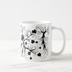 De Café Taza con los pequeños pescados negros caprichosos
