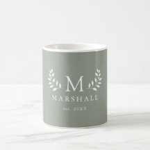 Taza con monograma floral moderno verde con apelli