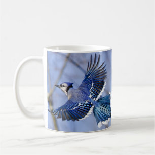 De Café Taza del arrendajo azul en vuelo
