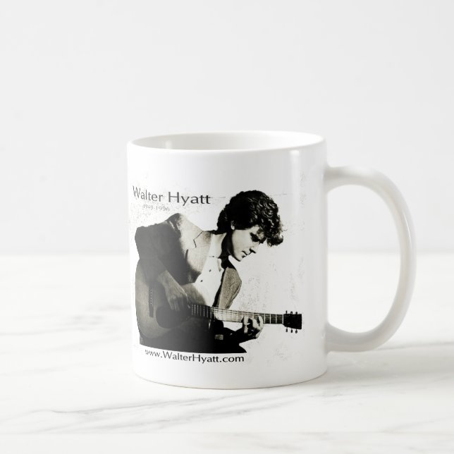 De Café Taza del asunto no terminado (Derecha)