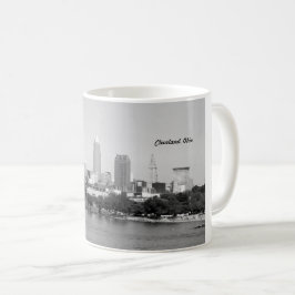 De Café Taza del horizonte del lago (Cleveland OH) B&W