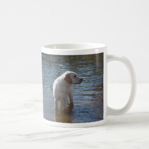 De Café Taza del labrador retriever en el lago