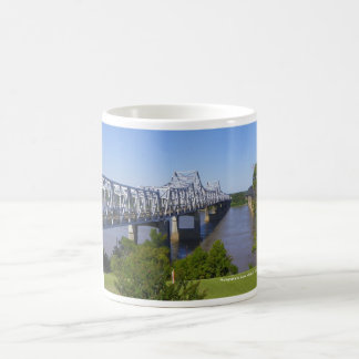De Café Taza del puente del río Misisipi