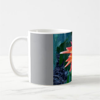 De Café Taza diseñada con hermosa flor roja