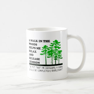 De Café Taza divertida para caminar en el bosque
