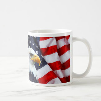 De Café Taza Eagle calvo norteamericano en bandera