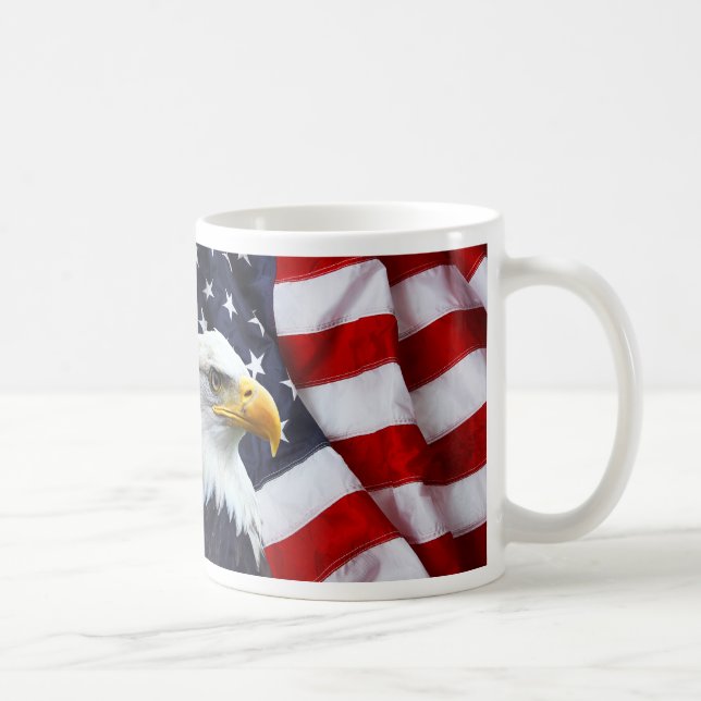 De Café Taza Eagle calvo norteamericano en bandera (Derecha)
