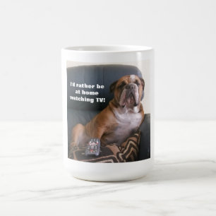De Café Taza inglesa divertida del bulldog que ve la TV