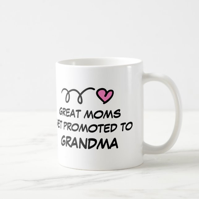 DE CAFÉ TAZA LAS MEJORES MAMÁS SON ASCENDIDAS A ABUELA (Derecha)