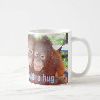 De Café Taza linda del abrazo con los animales