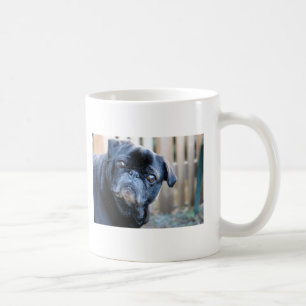 De Café Taza negra curiosa del barro amasado