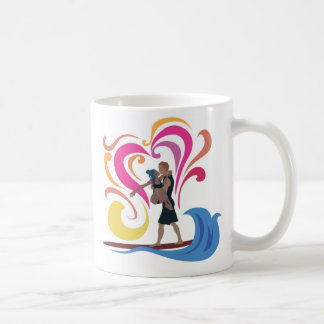 De Café Taza oficial que practica surf en tándem