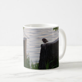 De Café Taza Pájaro en un Tocón