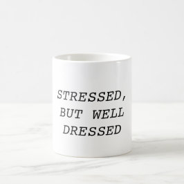 De Café Taza subrayada, pero bien vestida
