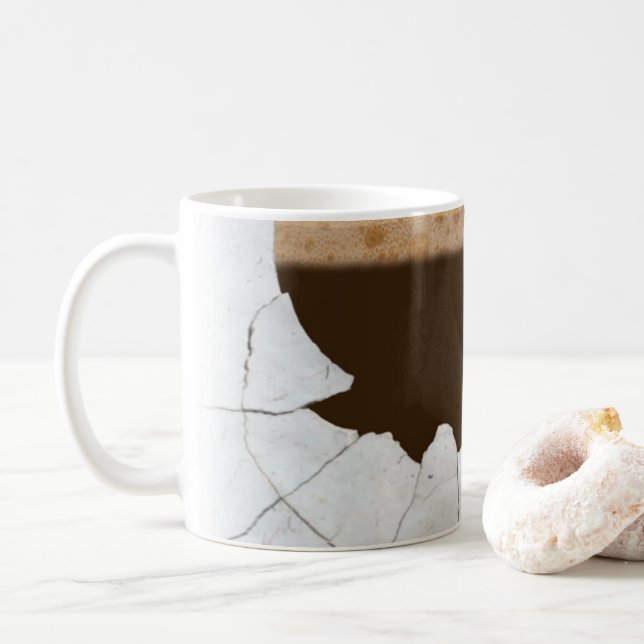 De Café Taza surrealista. Agrietado imposible y roto (Con donut)