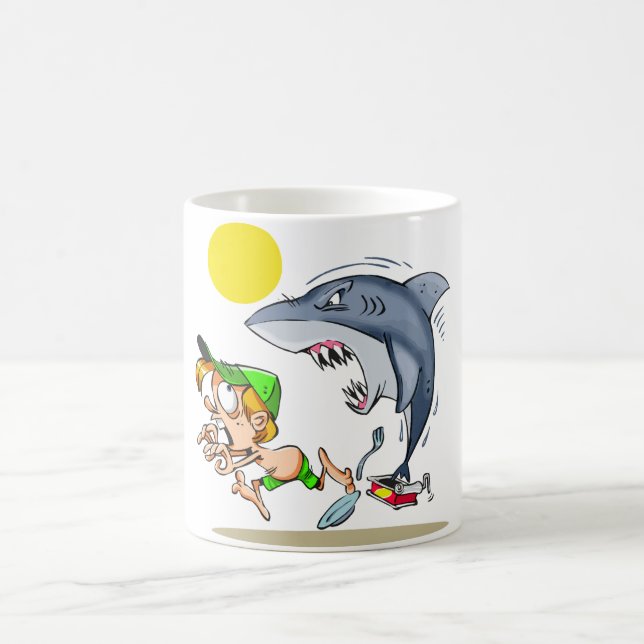 De Café Tiburón que persigue una taza del muchacho (Centro)