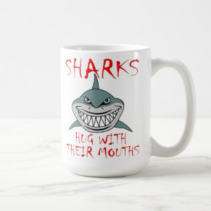 De Café Tiburones se abrazan con las bocas Taza divertida