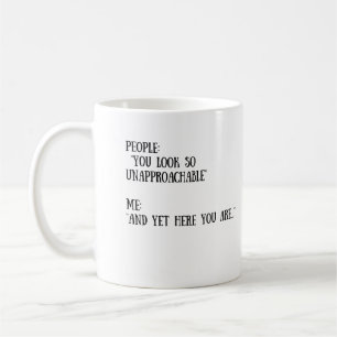 De Café Usted mira la taza tan inaccesible