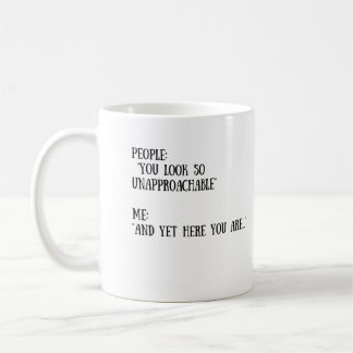 De Café Usted mira la taza tan inaccesible