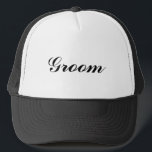 De Camionero Groom Gorra<br><div class="desc">Ya sea que esté relajado junto a la piscina o ayudando con los preparativos de los bodas,  este gorra "novio" lo mantendrá con una elegante sombra. Perfecto para la fiesta de soltero.</div>