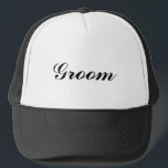 De Camionero Groom Gorra<br><div class="desc">Ya sea que esté relajado junto a la piscina o ayudando con los preparativos de los bodas,  este gorra "novio" lo mantendrá con una elegante sombra. Perfecto para la fiesta de soltero.</div>