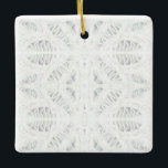 DE CERÁMICA ADORNO CERÁMICO CUADRADO ENGUILANDADO BATTENBURG<br><div class="desc">El diseño de este adorno cuadrado de cerámica BATTENBURG LACE es un detalle recortado de uno de mis dibujos originales a lápiz de colores, multiplicado digitalmente. El arte está en ambos lados. * Los adornos no son solo para el árbol. Cúelga esto de una perilla de puerta o en algún...</div>