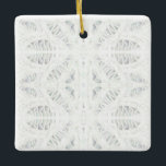 DE CERÁMICA ADORNO CERÁMICO CUADRADO ENGUILANDADO BATTENBURG<br><div class="desc">El diseño de este adorno cuadrado de cerámica BATTENBURG LACE es un detalle recortado de uno de mis dibujos originales a lápiz de colores, multiplicado digitalmente. El arte está en ambos lados. * Los adornos no son solo para el árbol. Cúelga esto de una perilla de puerta o en algún...</div>