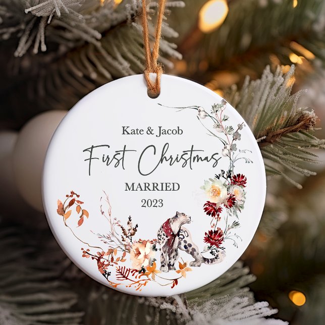 De Cerámica Nuestra primera Navidad se casó con un adorno con  (First Christmas Married Snow Leopard Personalized Ornament)