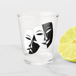 De Chupito la comedia dramática y la tragedia rompen un vaso