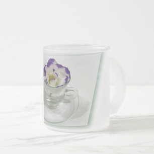 De Cristal Esmerilado Flor morada blanca en una taza