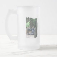 Taza helada gorila del Silverback que se sienta