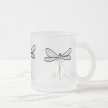 UNA TAZA ESCARCHADA CON UNA LIBÉLULA SIMPLE