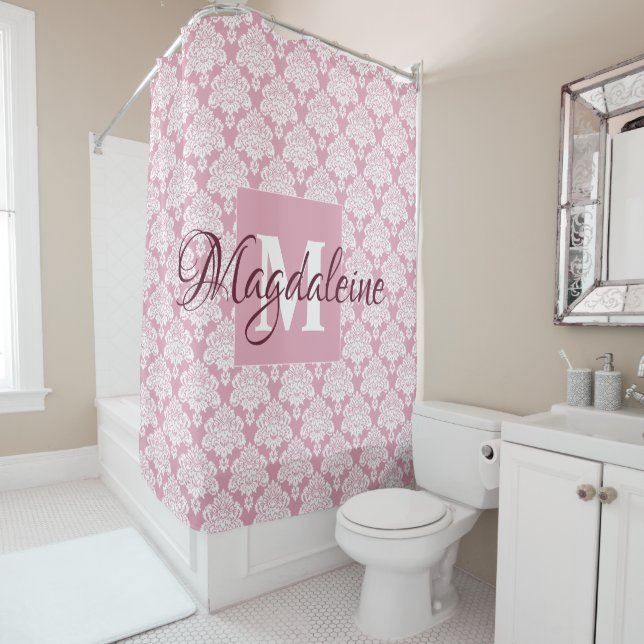 De Ducha Dusty Rosa Damask Monogrammed Shower Cortina (In situ)