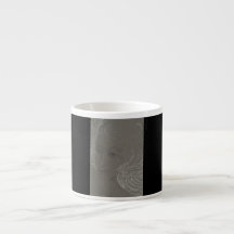 Retrato del ángel en la taza negra del café