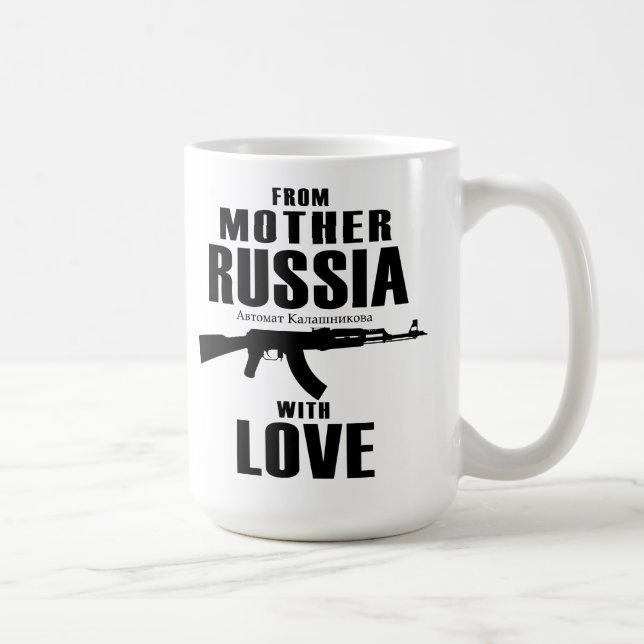 De la madre Rusia con la taza del amor AK (Derecha)