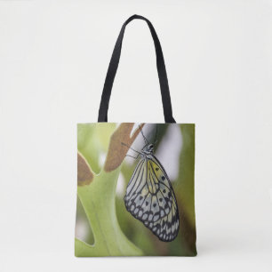 De la mariposa la bolsa de asas cercana para