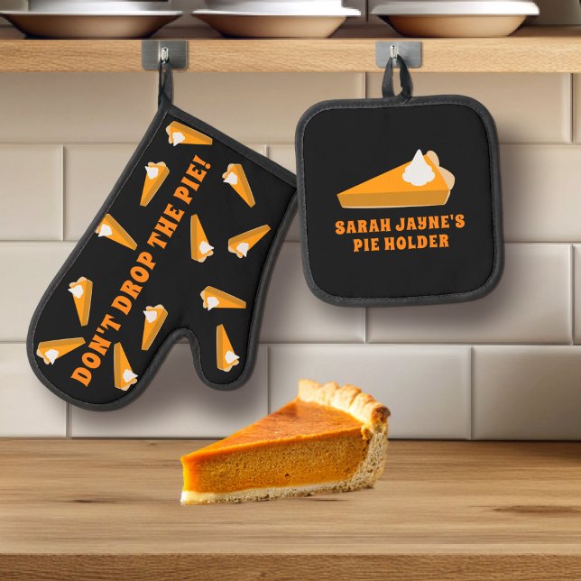 De Manoplas Funny Pumpkin Pie Oven Mitt & Pot Holder Set (Drop drop the pie! Just add your name to this fun pumpkin pie oven mitt set)