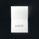 De nuestra casa a su tarjeta de Navidades<br><div class="desc">Esta tarjeta de Navidades festivos está diseñada con una obra de arte digital original de un muñeco de nieve y una acogedora cabaña de invierno creada por el artista Jayne Wilson en Vue Esprit.</div>