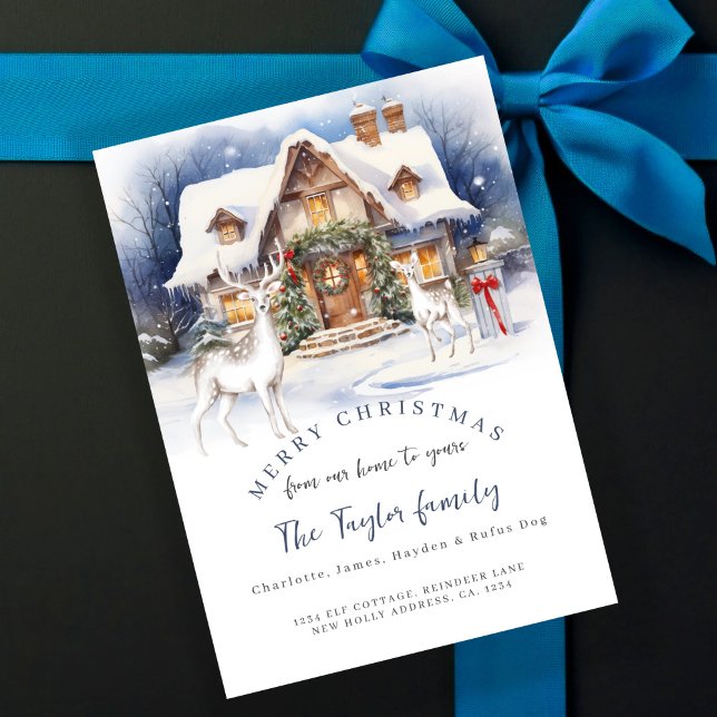 De nuestra casa a su tarjeta de vacaciones Navidad (From Our Home to Yours Christmas Holiday Card by Ricaso. Traditional cottage in snow with deer
)