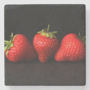 De Piedra Tres fresas en posavasos negro