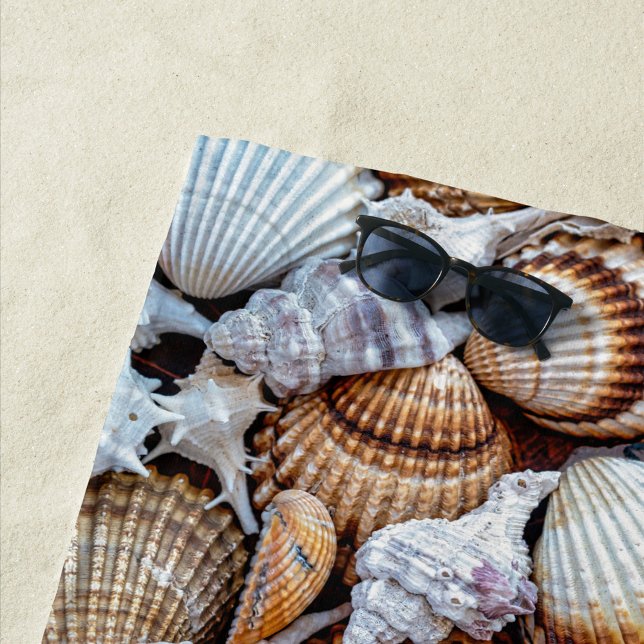 De Playa Seda Shells Beach Toalla (A vibrant collection of seashells scattered across a sandy surface. )