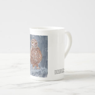 De Porcelana Pequeño búho elegante con la taza gris del fondo