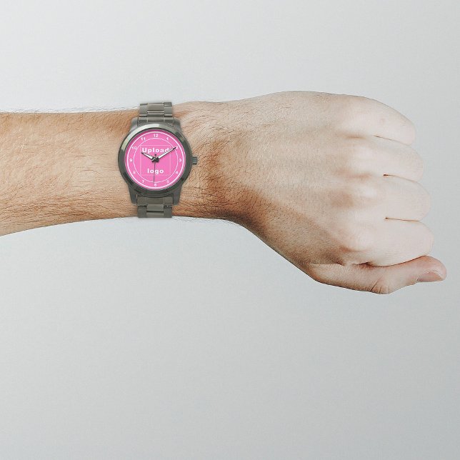 De Pulsera Marca comercial rosa en reloj masculino (Your business logo with pink background on men's watch.)
